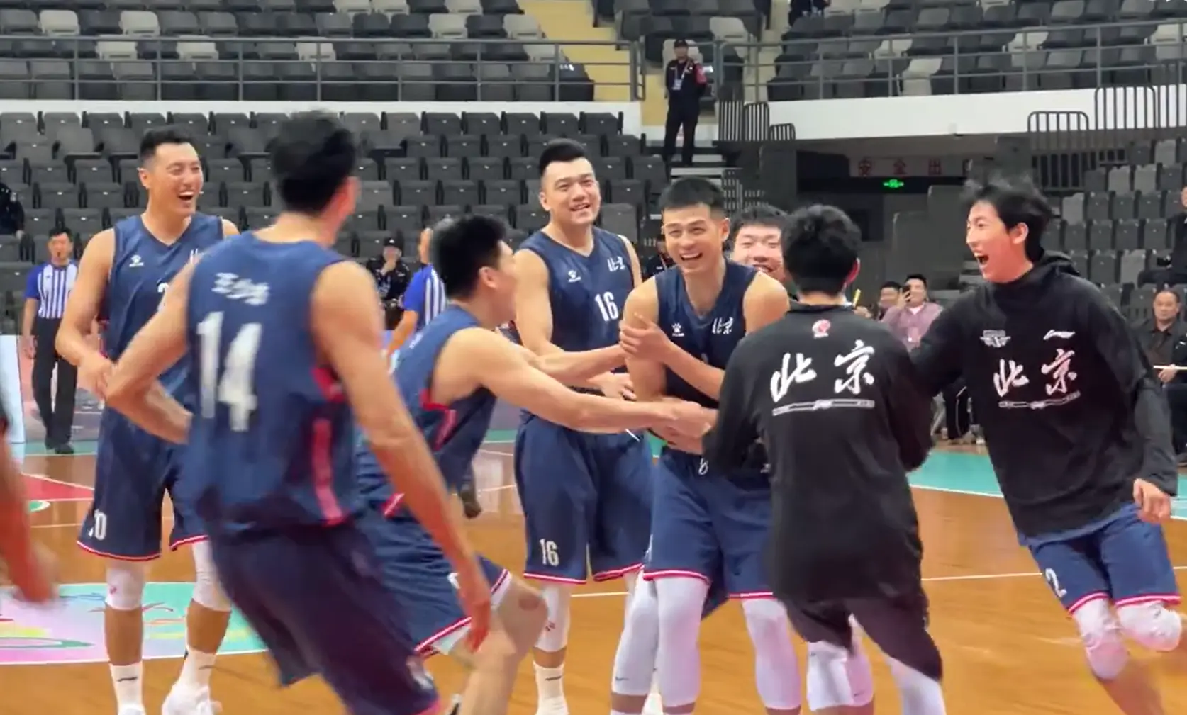 凭借单节打, 住他俩啊, 此番对阵